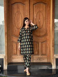 2 Pcs Women's Stitched Linen Printed Shirt And Trouser